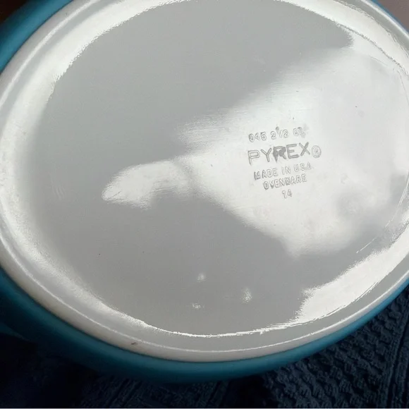 Pyrex Snowflake design lg 2.5 qt casserole dish, with white intact lid. - Picture 4 of 12